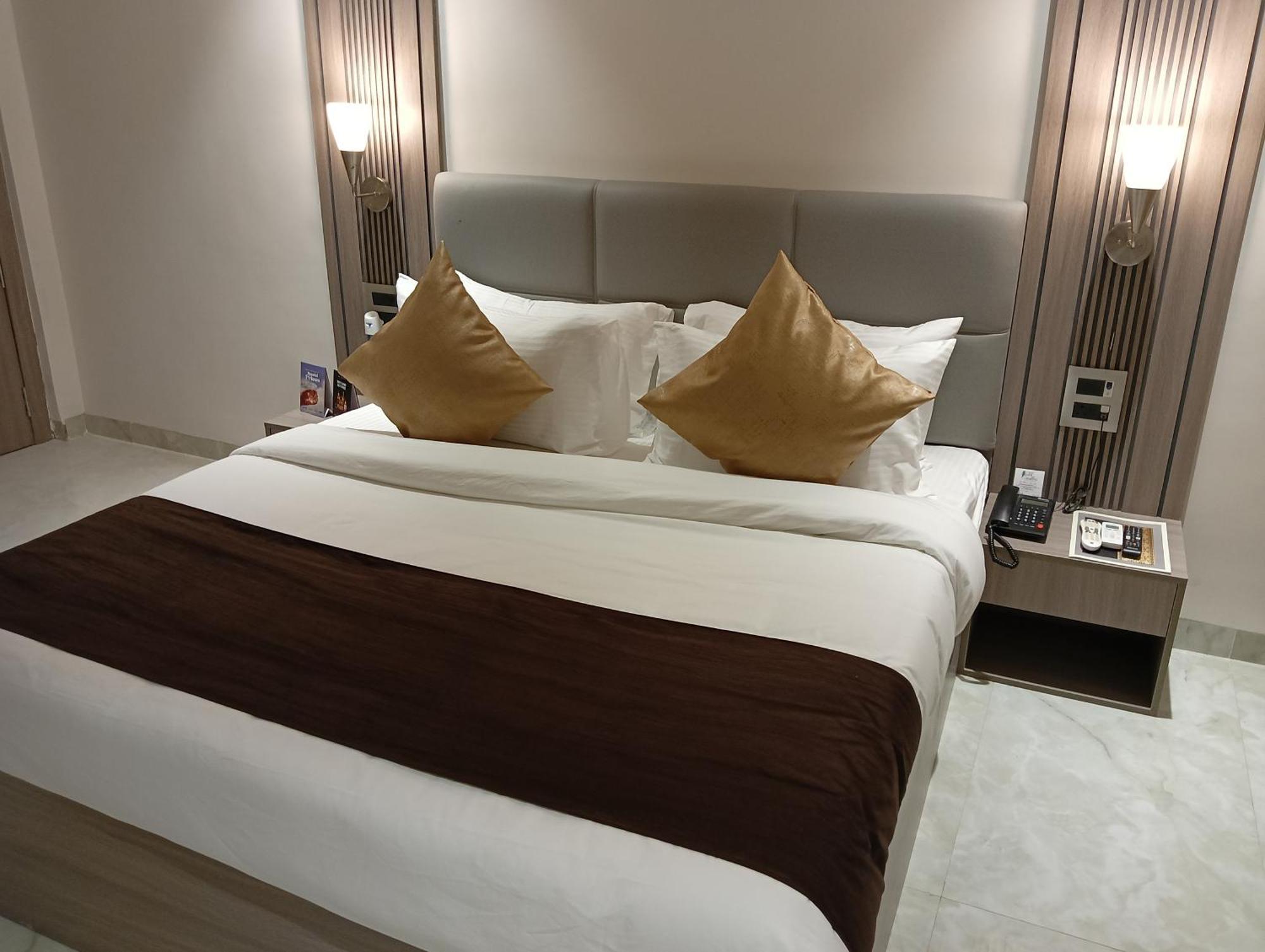 Bk Castles Hotel Джабалпур Екстериор снимка