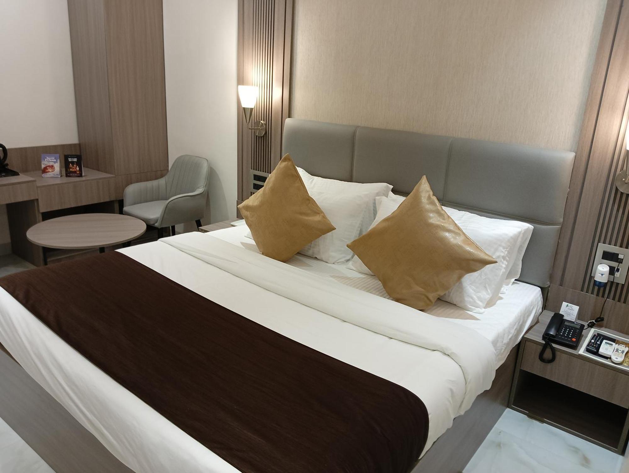Bk Castles Hotel Джабалпур Екстериор снимка
